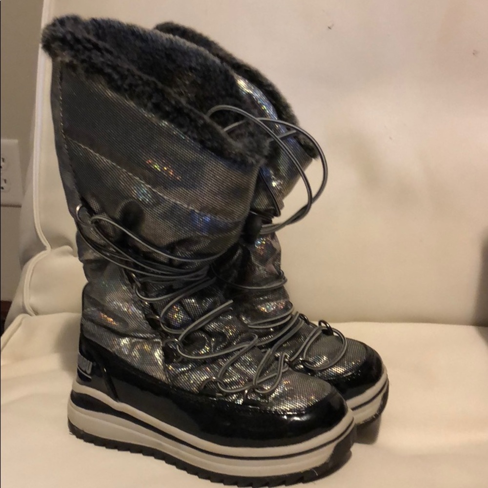 Snow boots